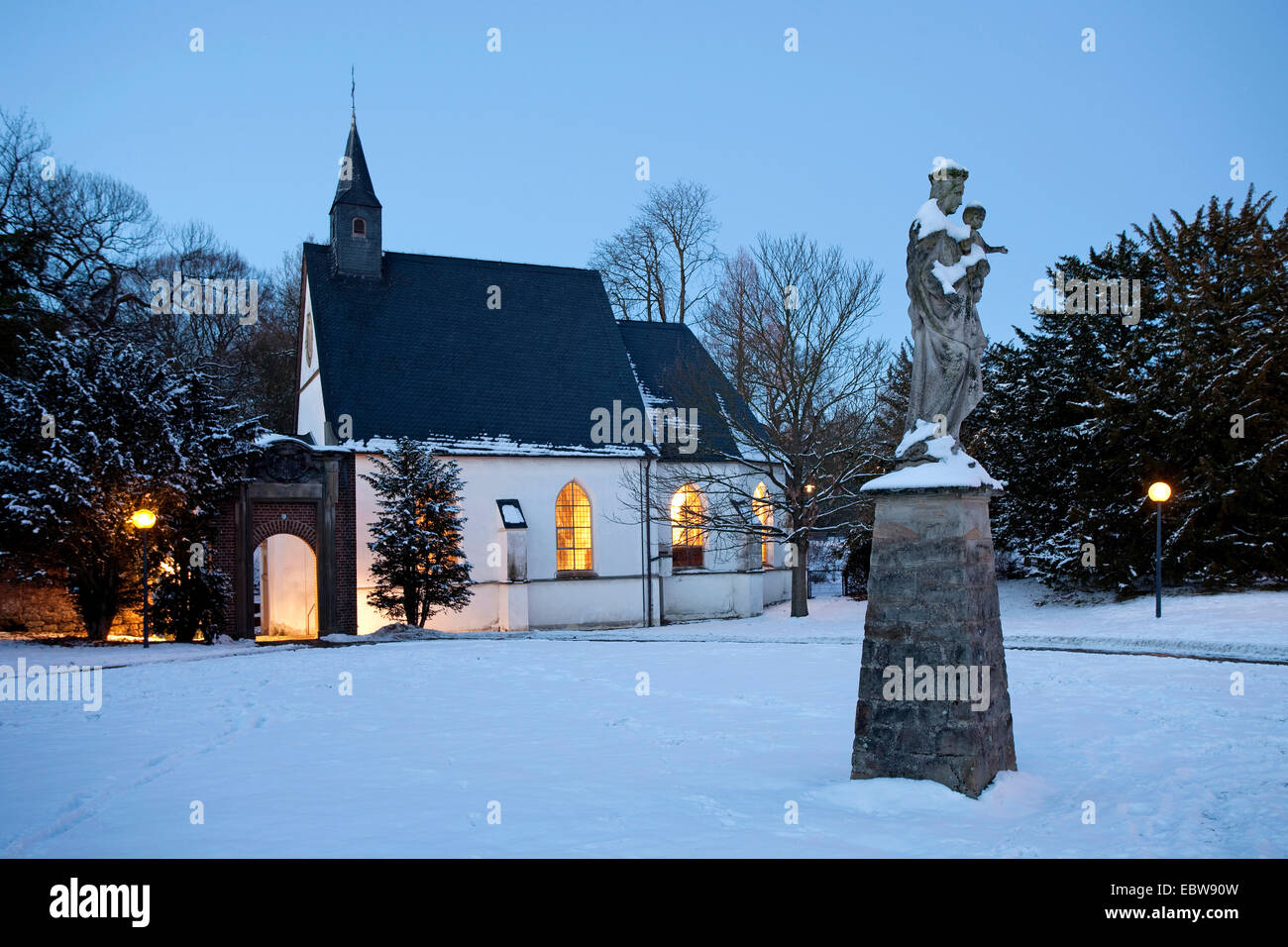 beleuchtete Chappel Herten Burg im Winter bei Blue unsere, Deutschland, Nordrhein-Westfalen, Ruhrgebiet, Herten Stockfoto