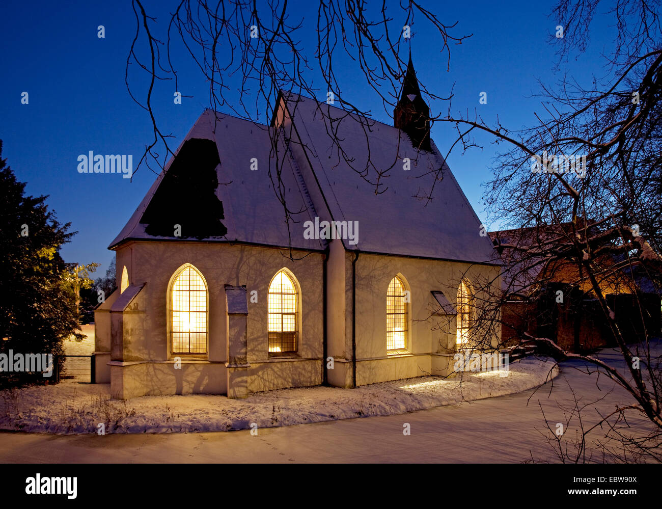 beleuchtete Chappel Herten Burg im Winter bei Blue unsere, Deutschland, Nordrhein-Westfalen, Ruhrgebiet, Herten Stockfoto