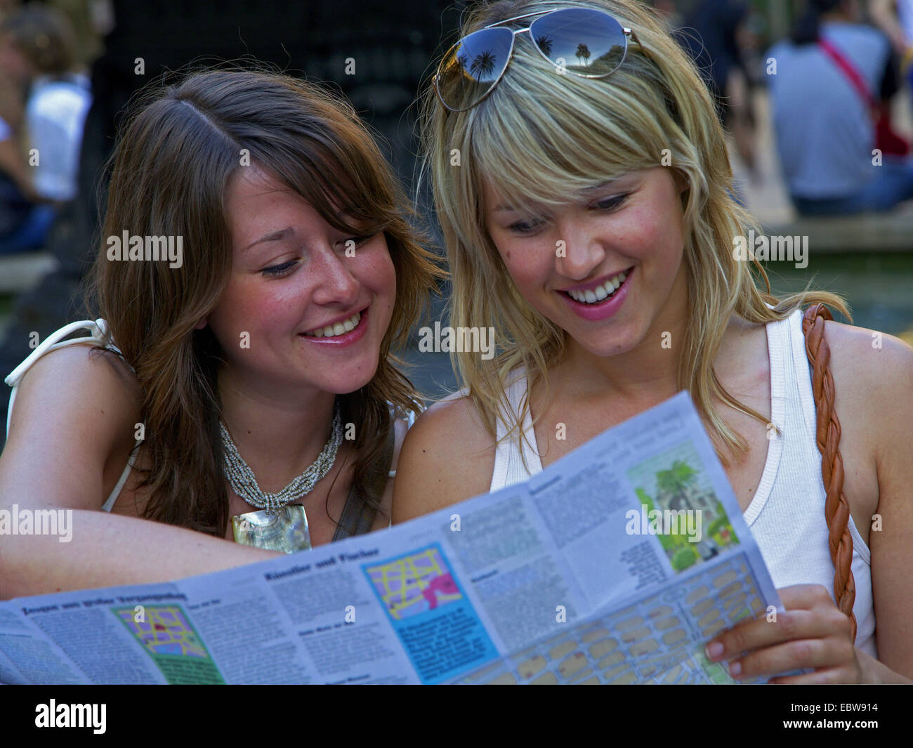 zwei junge Frauen, die einen Reiseführer lesen Stockfoto