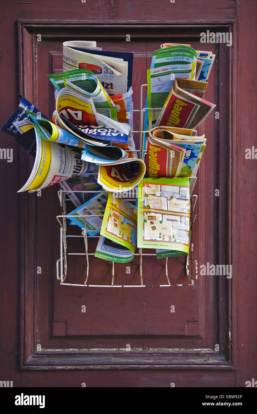 Zeitschriften und Broschüren an einer Tür Stockfoto