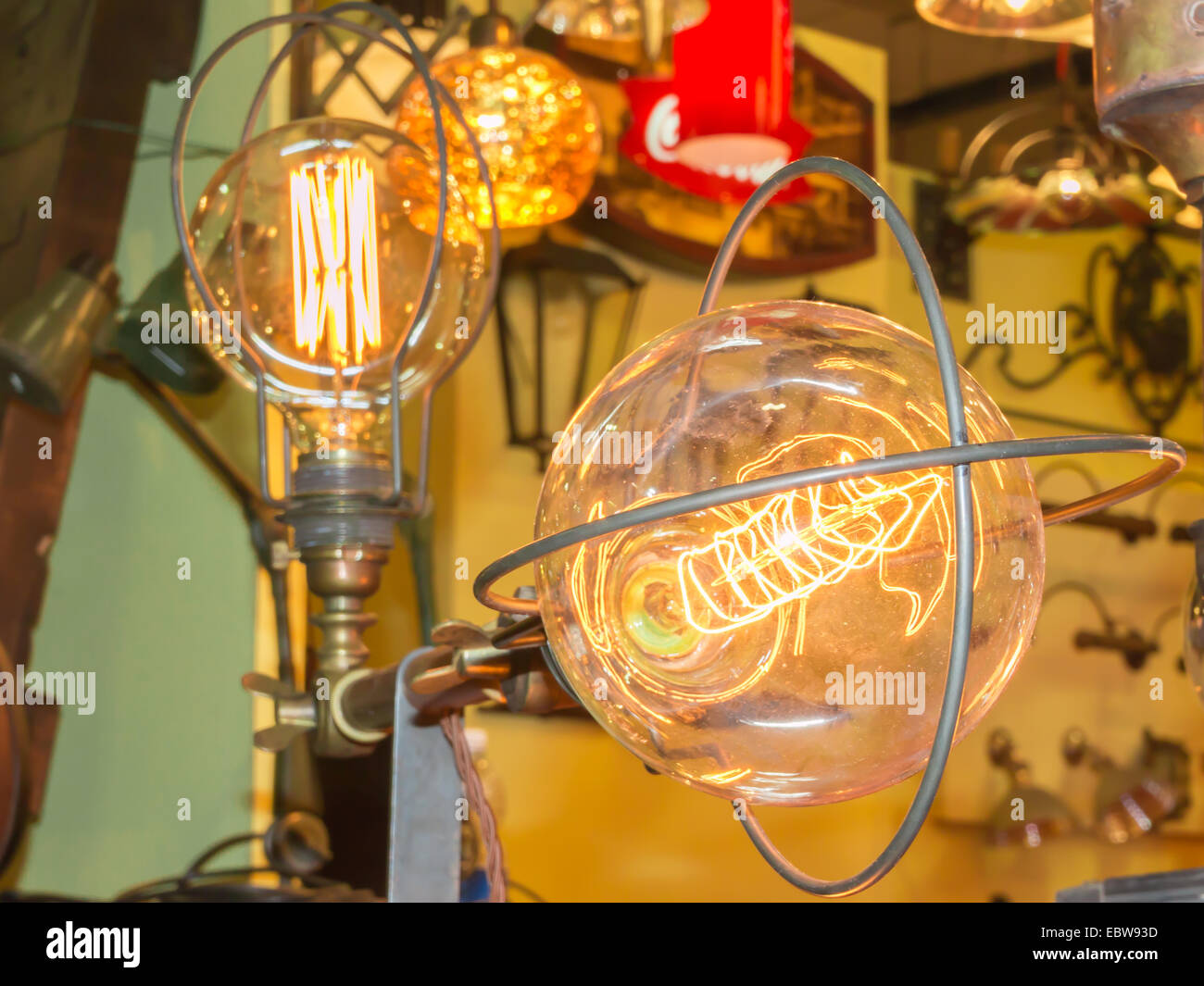 Glühbirne Carbon Filament, Amber Edison-Lampe Stockfoto