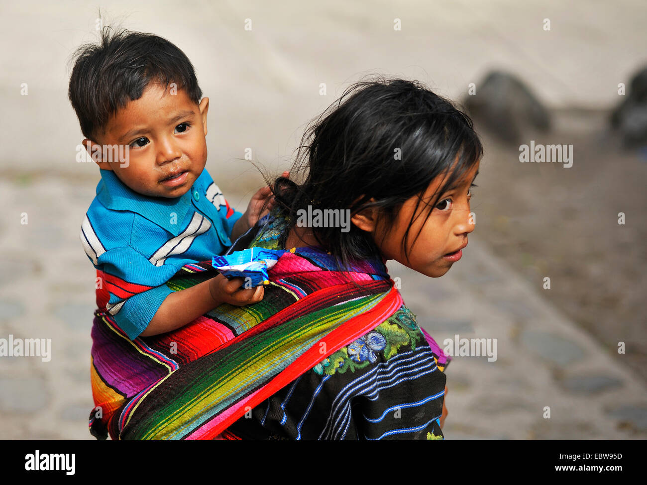 kleines Mädchen mit Baby auf dem Rücken, Guatemala Stockfoto