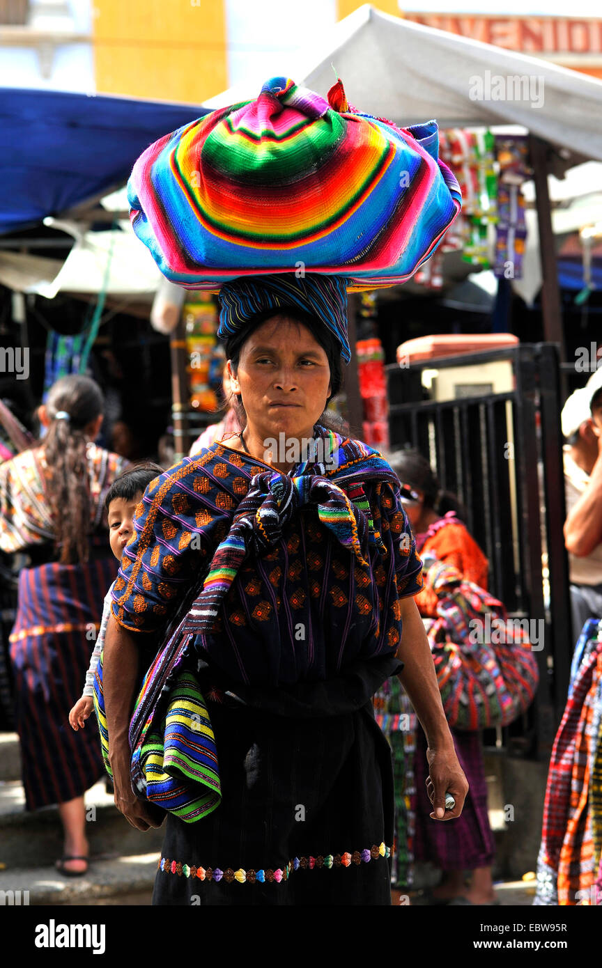 Maya-Frau mit einem Bündel auf dem Kopf auf dem Markt, Lake Atitlan, Guatemala Solola Stockfoto