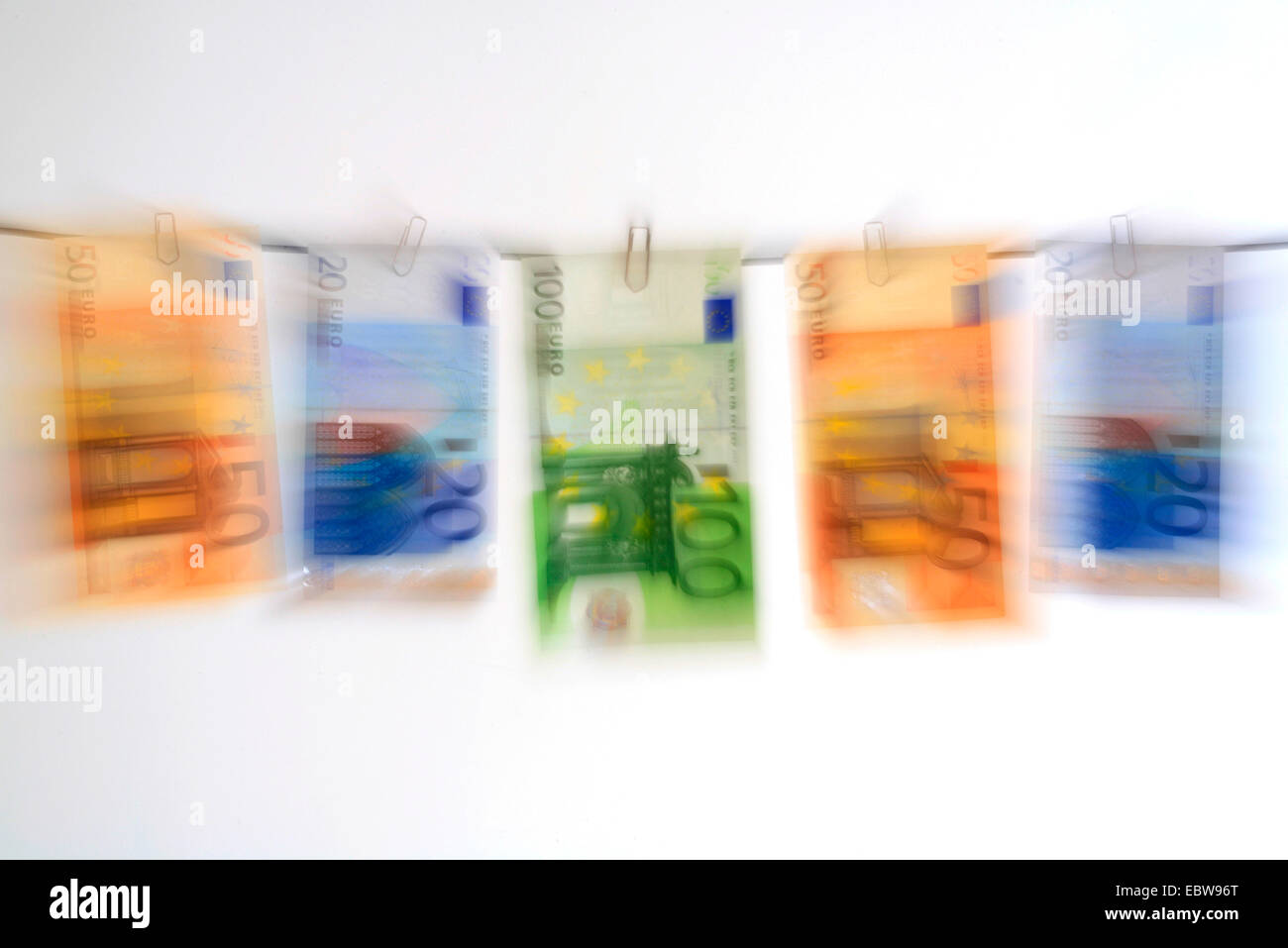 Euro-Scheine hing an einer Wahing-Linie Stockfoto