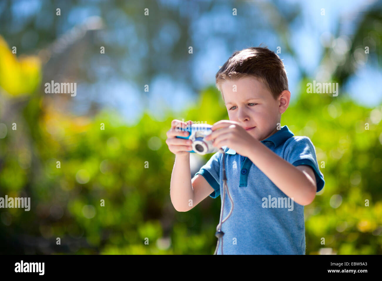 kleiner Junge reden Fotos mit kompakten weitstreckenden Stockfoto