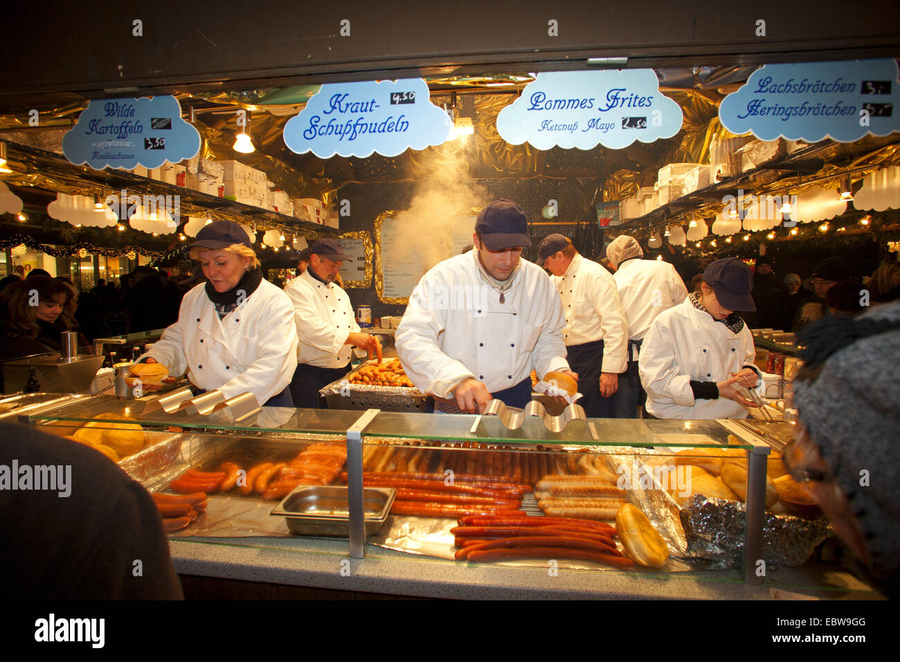 Imbiss Stand Auf Dem Weihnachtsmarkt Deutschland Baden Wurttemberg Stuttgart Stockfotografie Alamy