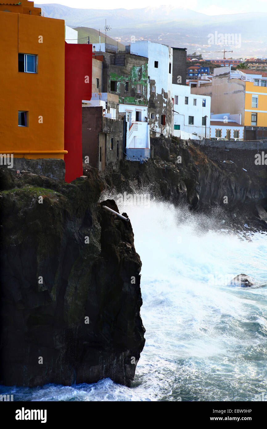 residental Gebäude auf den Klippen direkt am Meer, Kanaren, Teneriffa, Punta Brava, Puerto De La Cruz Stockfoto