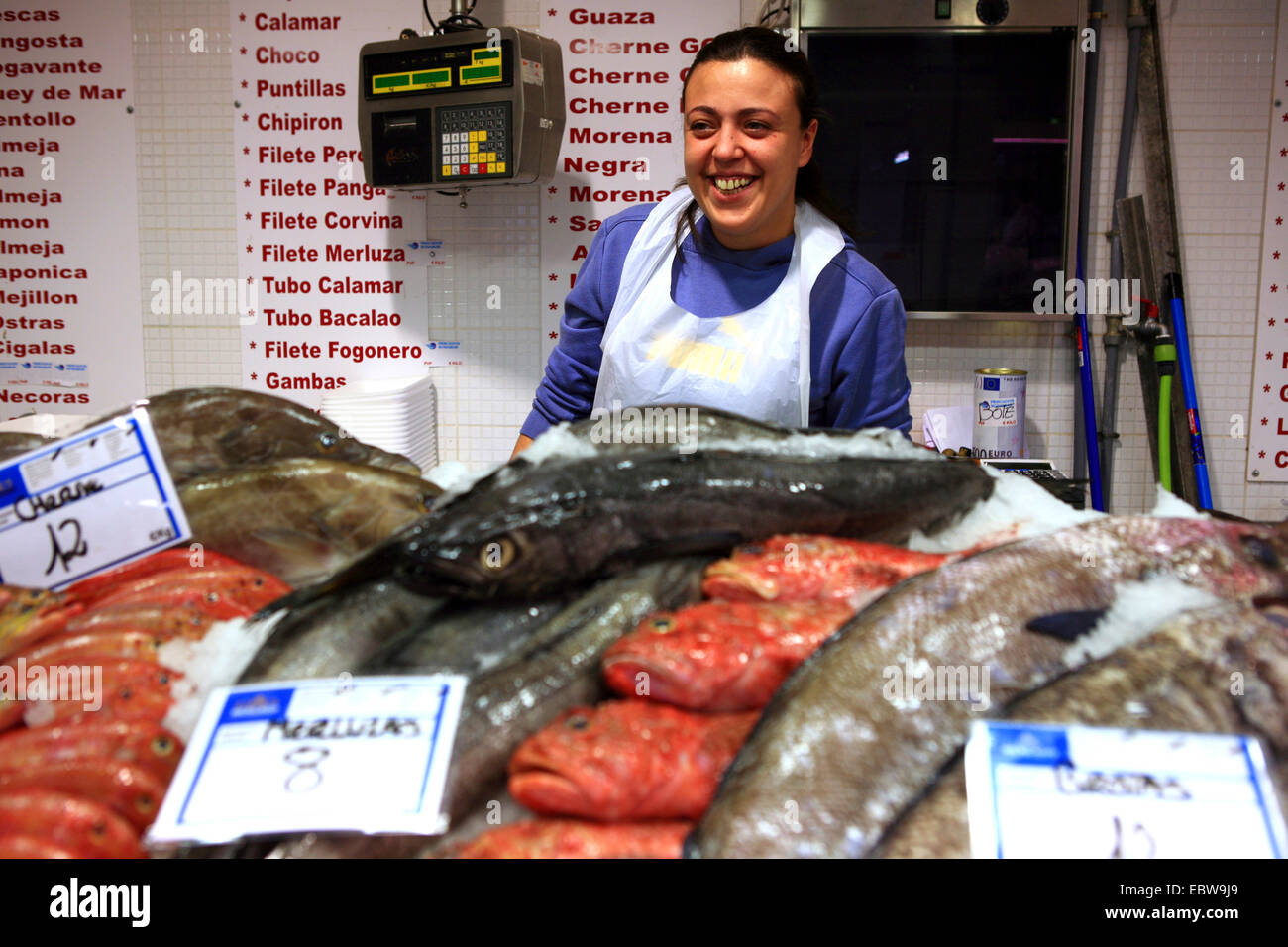 Fischweib frisch gefangenen Fisch auf den Mercado de Nuestra Senora de Africa, Kanaren, Teneriffa, Santa Cruz De Tenerife Stockfoto