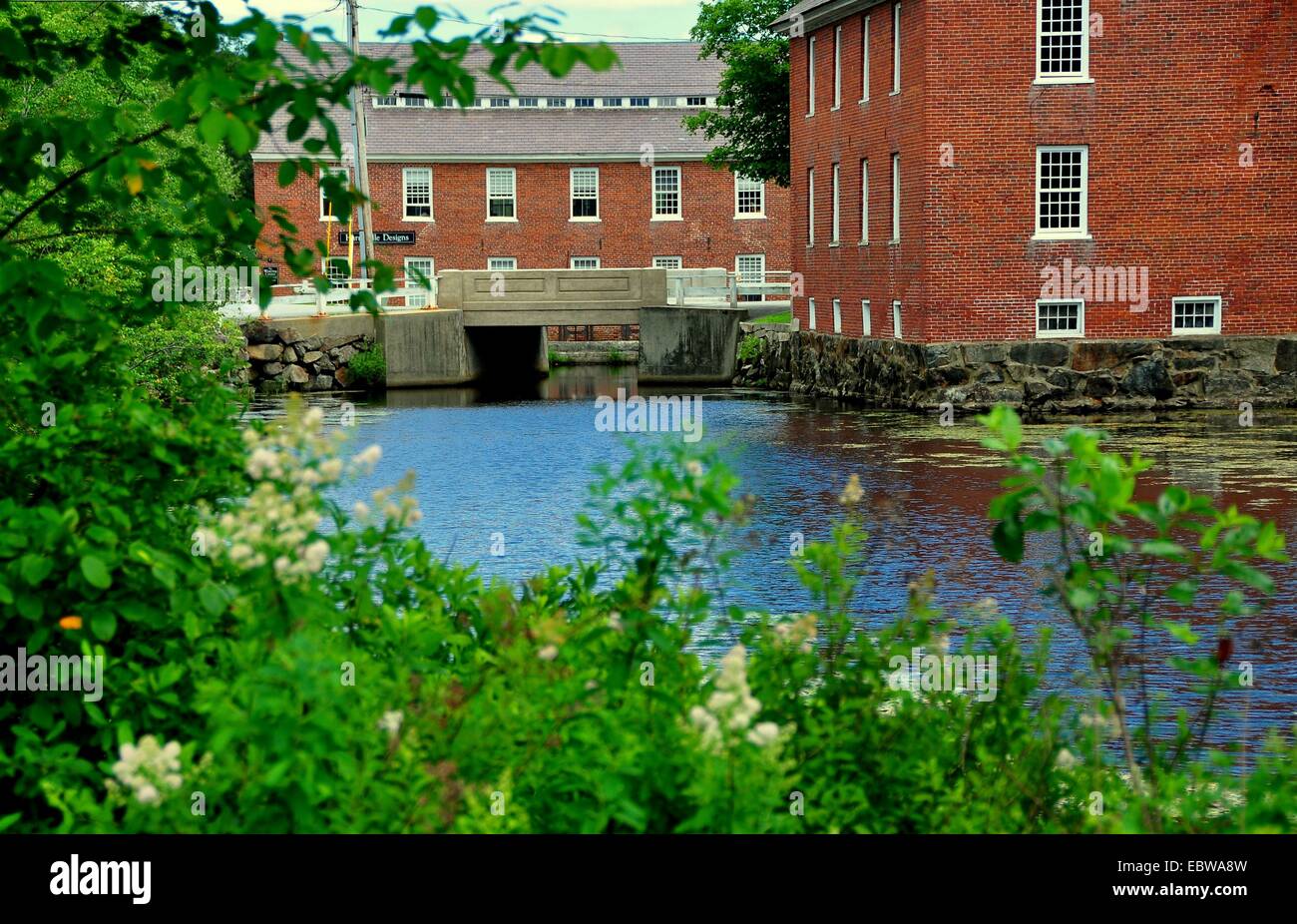 HARRISVILLE, NEW HAMPSHIRE: Blick über den Mühlenteich auf Mühle #1 (links) und die Cheshire-Mühle (rechts) Stockfoto