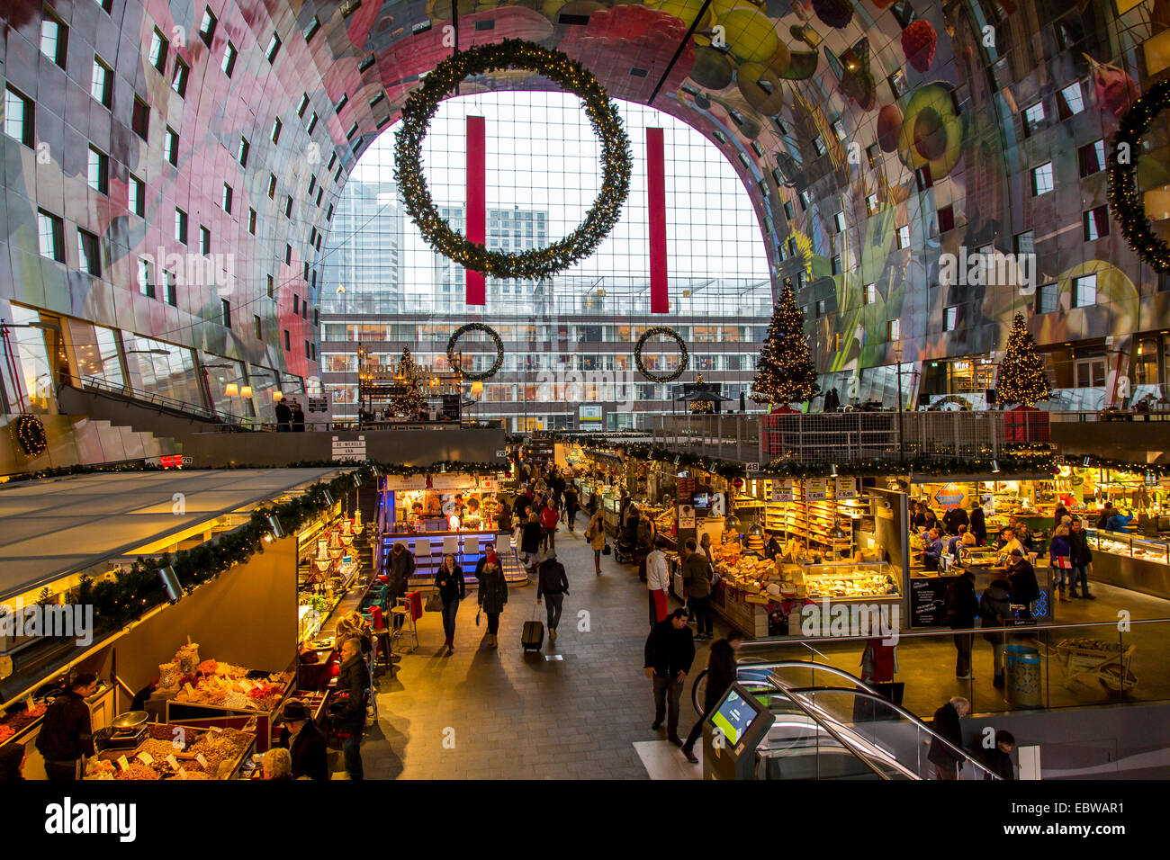 Die neue Markthalle in Rotterdam, Restaurants, Lebensmittelgeschäfte, Markt, riesige Wandmalereien, Stockfoto