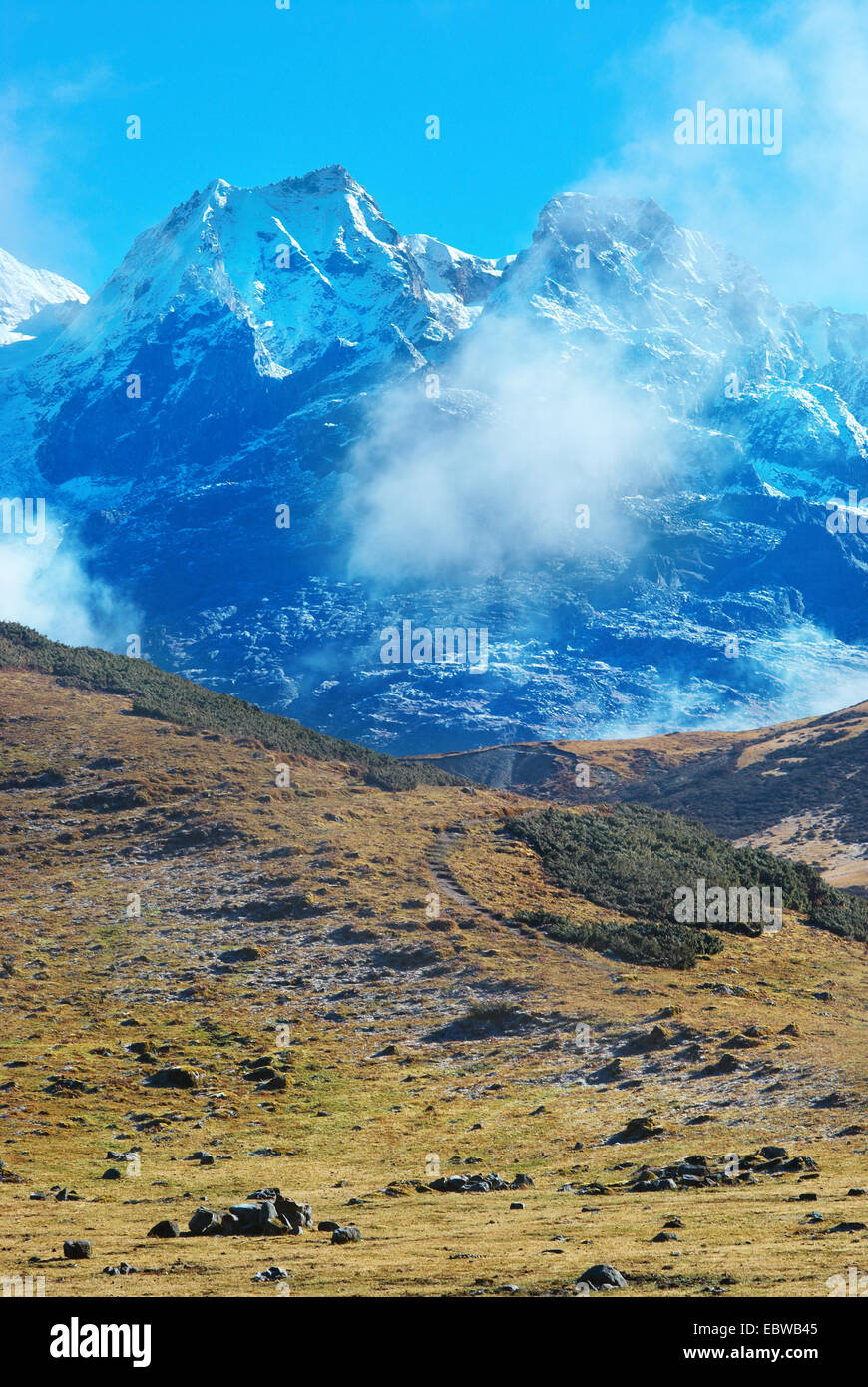 Gipfel der hohen Berge mit Schnee bedeckt. Kangchendzönga, Indien. Stockfoto