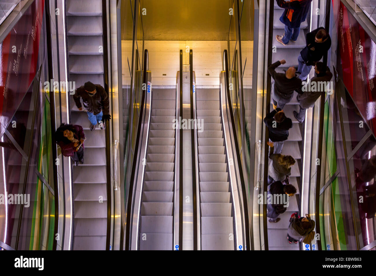 Rolltreppen in den Keller, neue Markthalle in Rotterdam. Stockfoto