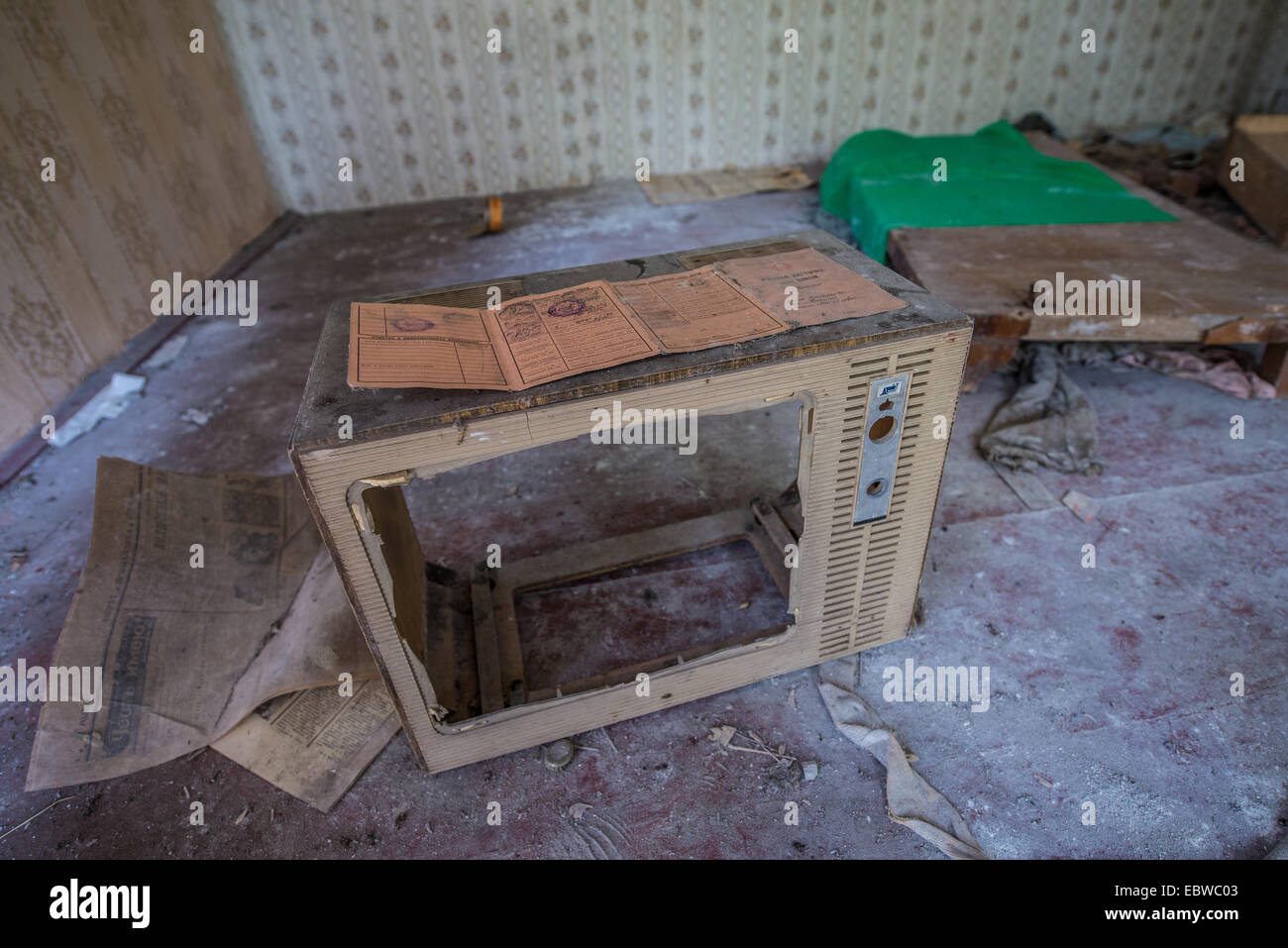 Leerer Koffer inmitten des alten tv alte Holzhaus in Wüstung Stechanka, Sperrzone von Tschernobyl, Ukraine Stockfoto