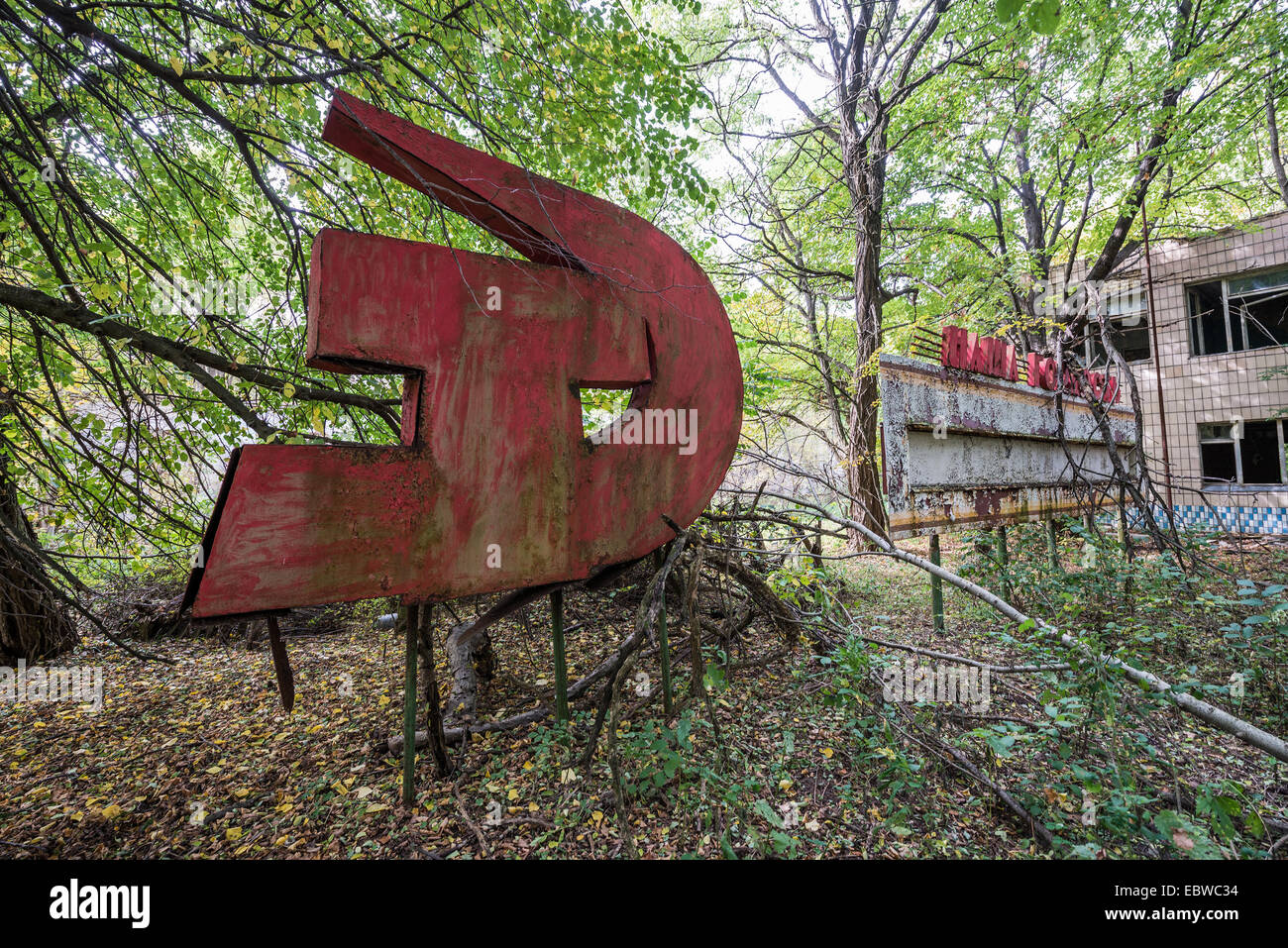 "Unser Stolz" Hammer und Sichel Zeichen vor Countryklub in Illinci (oder Ilintsy) Dorf, Sperrzone von Tschernobyl, Ukraine Stockfoto