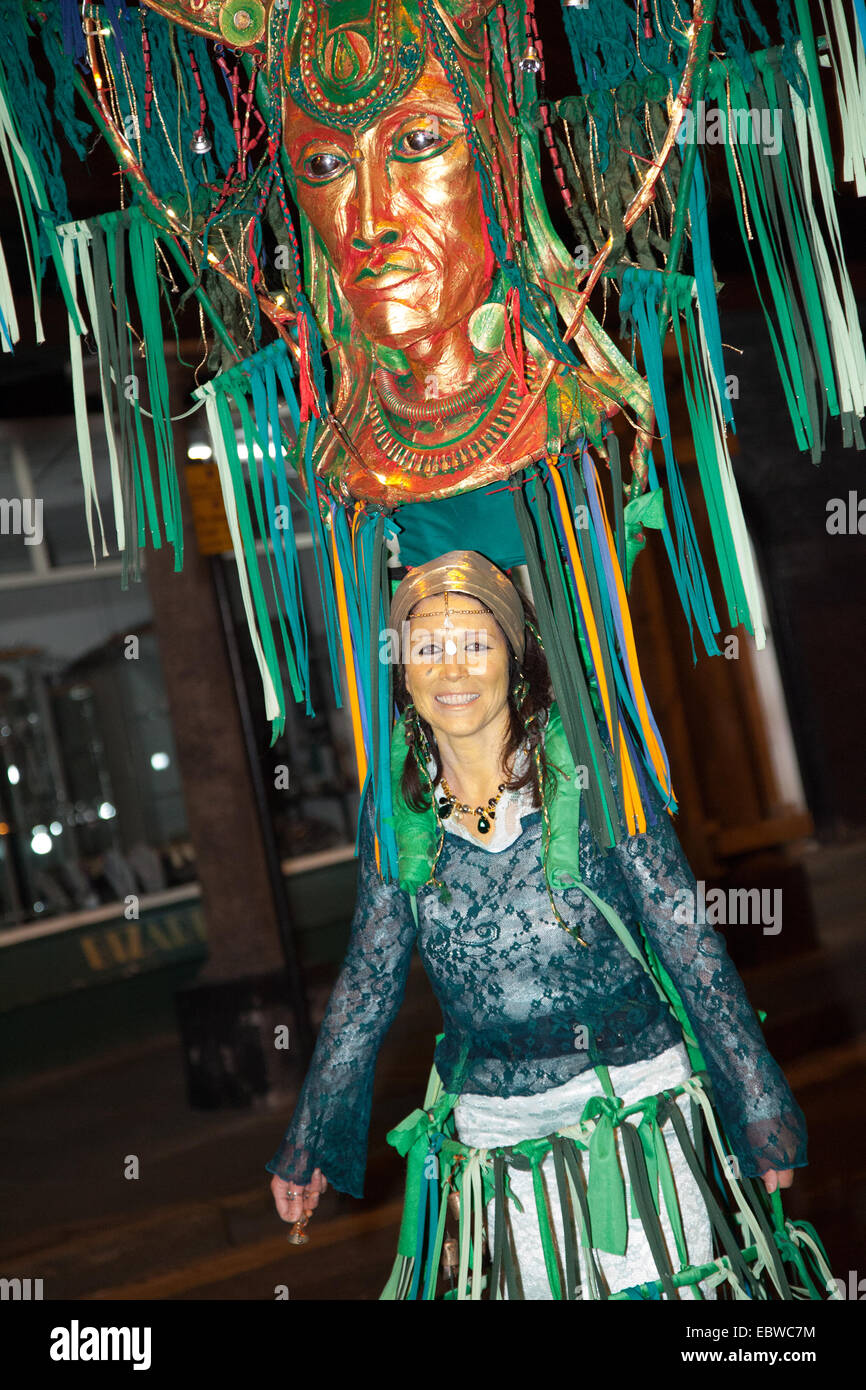 Chester, UK 4. Dezember 2014. Mitte des Winters Watch vom Rathausplatz, St. Werburgh Street, Eastgate Street, Bridge Street, The Cross und Northgate Street Parade.  Karamba Samba "Ghost Band" führte eine tolle Parade von Skeletten, feuerspeienden, Skelett Weihnachten Köche, Engel und Teufel wie sie die Winter-Sonnenwende gefeiert. Ein Ereignis, das stammt aus dem 15. Jahrhundert, wo lokale Künstler und Community Gruppen zusammentun, um die Zeit, wann die Stadtoberen die Schlüssel der Stadt übergeben würde, zu feiern.  Bildnachweis: Mar Photographics/Alamy Live-Nachrichten Stockfoto