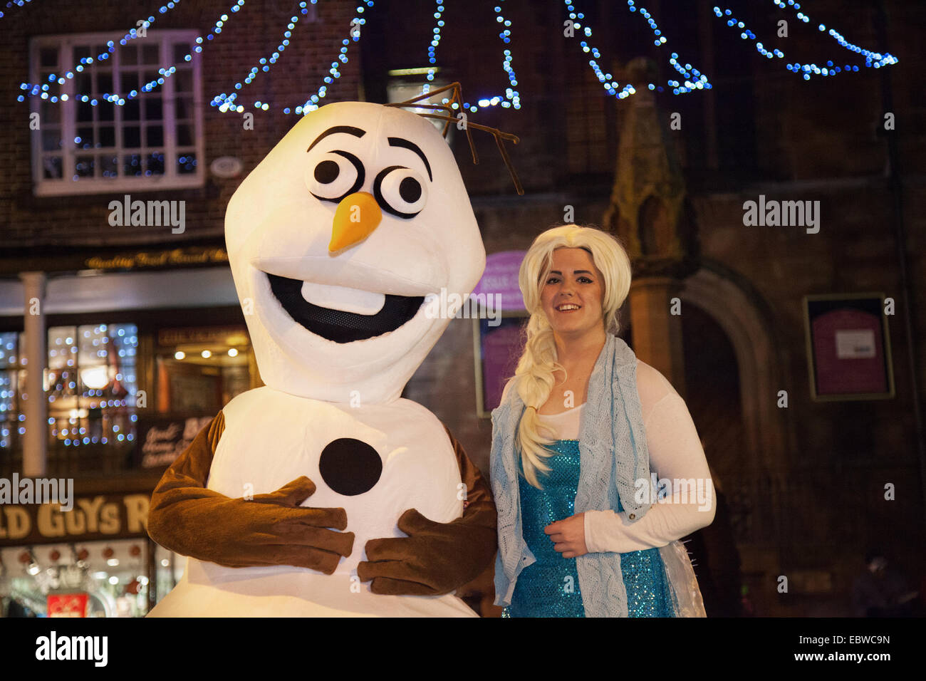 Chester, UK 4. Dezember 2014. Elsa (Lousie Ruan) & Olaf in der Mitte des Winters Uhr Parade vom Rathausplatz, paradieren unten St. Werburgh Street, Eastgate Street, Bridge Street, The Cross und Northgate Street.  Karamba Samba "Ghost Band" führte eine tolle Parade von Skeletten, feuerspeienden, Skelett Weihnachten Köche, Engel und Teufel wie sie die Winter-Sonnenwende gefeiert. Ein Ereignis, das stammt aus dem 15. Jahrhundert, wo lokale Künstler und Community Gruppen zusammentun, um die Zeit, wann die Stadtoberen die Schlüssel der Stadt übergeben würde, zu feiern.  Bildnachweis: Mar Photographics/Alamy Live-Nachrichten Stockfoto