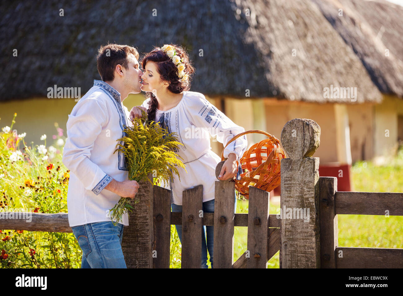Romantische junges Paar in der ukrainischen Stil Kleidung im freien küssen Stockfoto