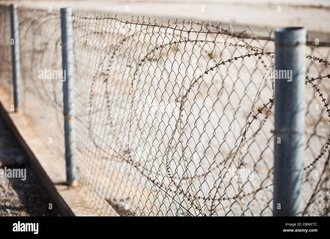Zaun mit Stacheldraht Stockfoto