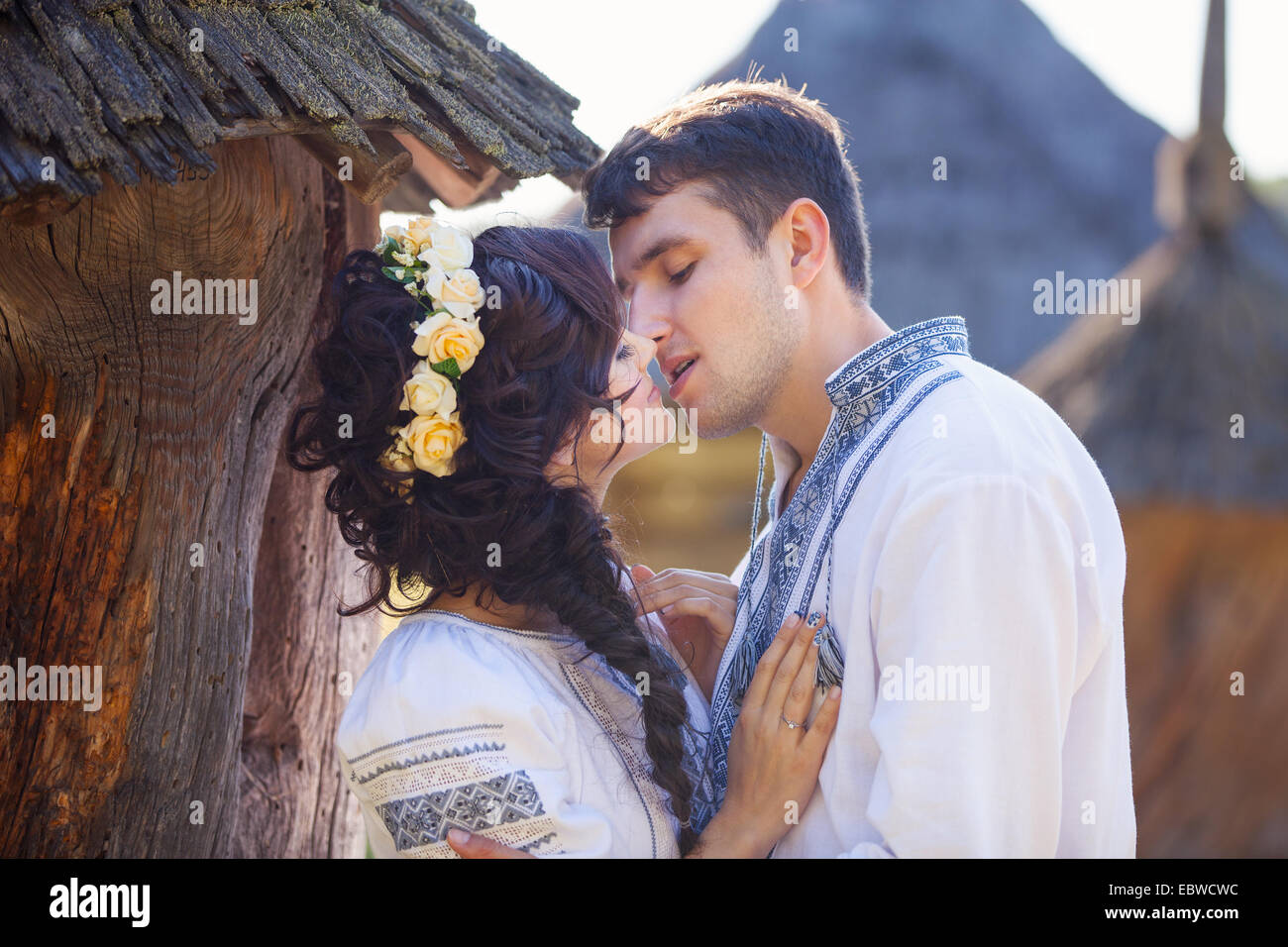 Romantische junges Paar in der ukrainischen Stil Kleidung im freien küssen Stockfoto