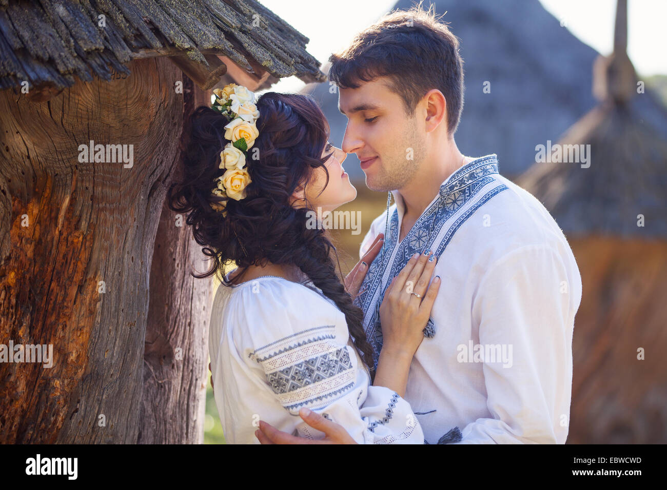 Romantische junges Paar in der ukrainischen Stil Kleidung im freien Stockfoto