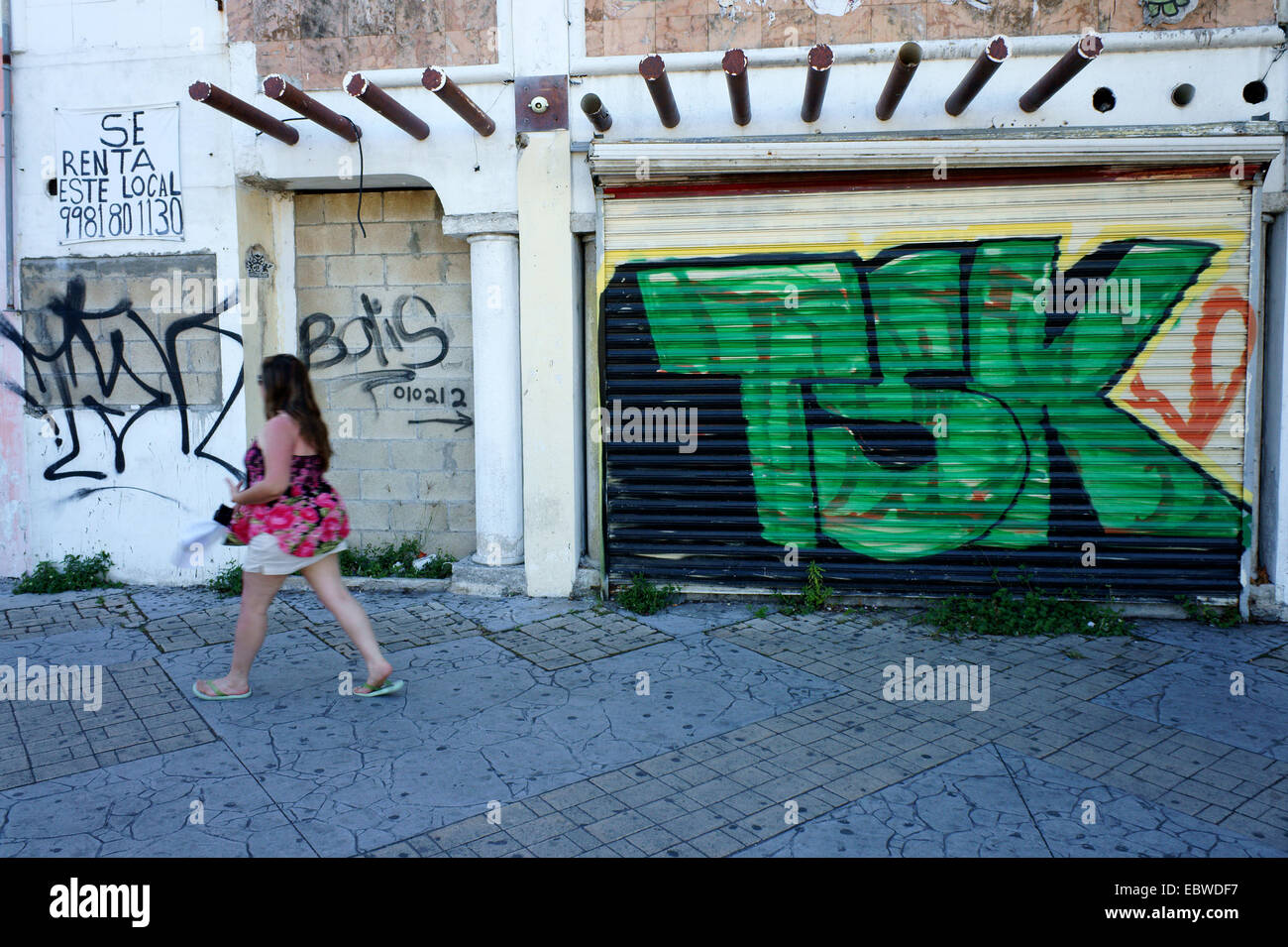 Urban Graffiti mit Mädchen geblümten Kleid nur wenige auf dem in der Innenstadt, Cancún, Quintana Roo, Mexiko Stockfoto