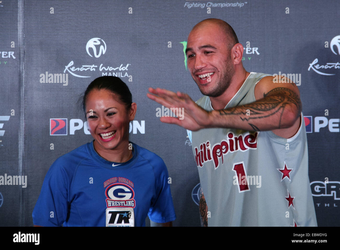 Ana Julaton und Brandon Vera, beide aus den Philippinen-wiegen Wellen an die Fans während der OneFC an der Mall von Asien Atrium in Pasay City, südlich von Manila. Ein Fighting Championship CEO Victor Cui führen die offiziellen Wiegen ein FC: Weg des Kriegers im Atrium Mall of Asia in Pasay City. Hauptereignis ist zwischen einem FC Bantamgewicht Weltmeister, Bibiano Fernandes und Dae Hwan Kim aus Korea. © J Gerard Seguia/Pacific Press/Alamy Live-Nachrichten Stockfoto