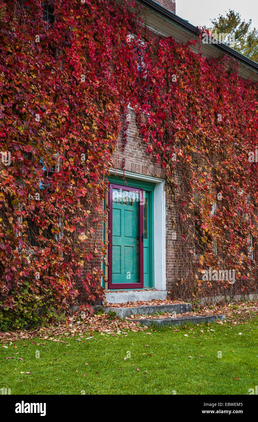 Rote Haus Blaue Haustür Stockfotos & Rote Haus Blaue Haustür Bilder - Alamy