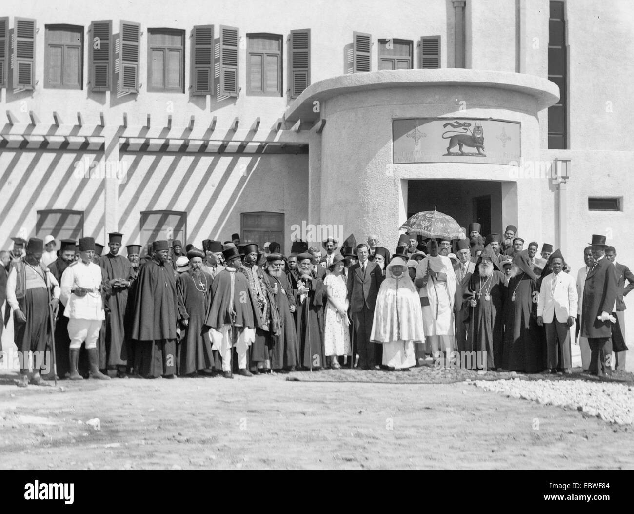 Unten im Jordan-Tal vom Meer von Galiläa zum Toten Meer. Königin von Äthiopien in Jordanien Kloster. Prälaten & Honoratioren bei Weihung, ca. 1925 Stockfoto