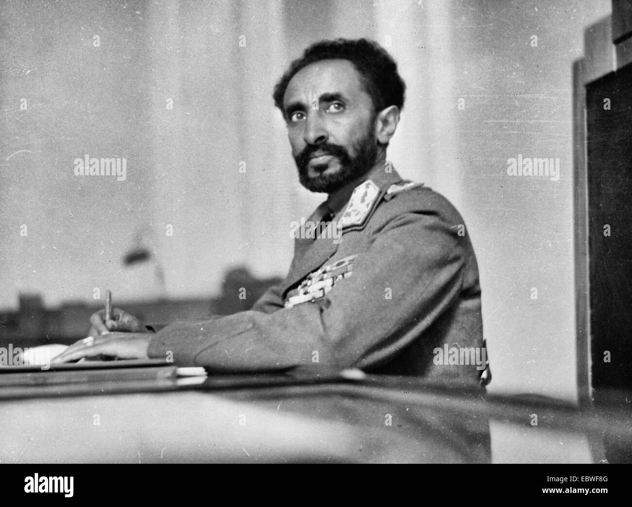 Addis Abeba, Äthiopien. Haile Selassie, Kaiser von Äthiopien, in seinem Arbeitszimmer im Palace, circa 1944 Stockfoto
