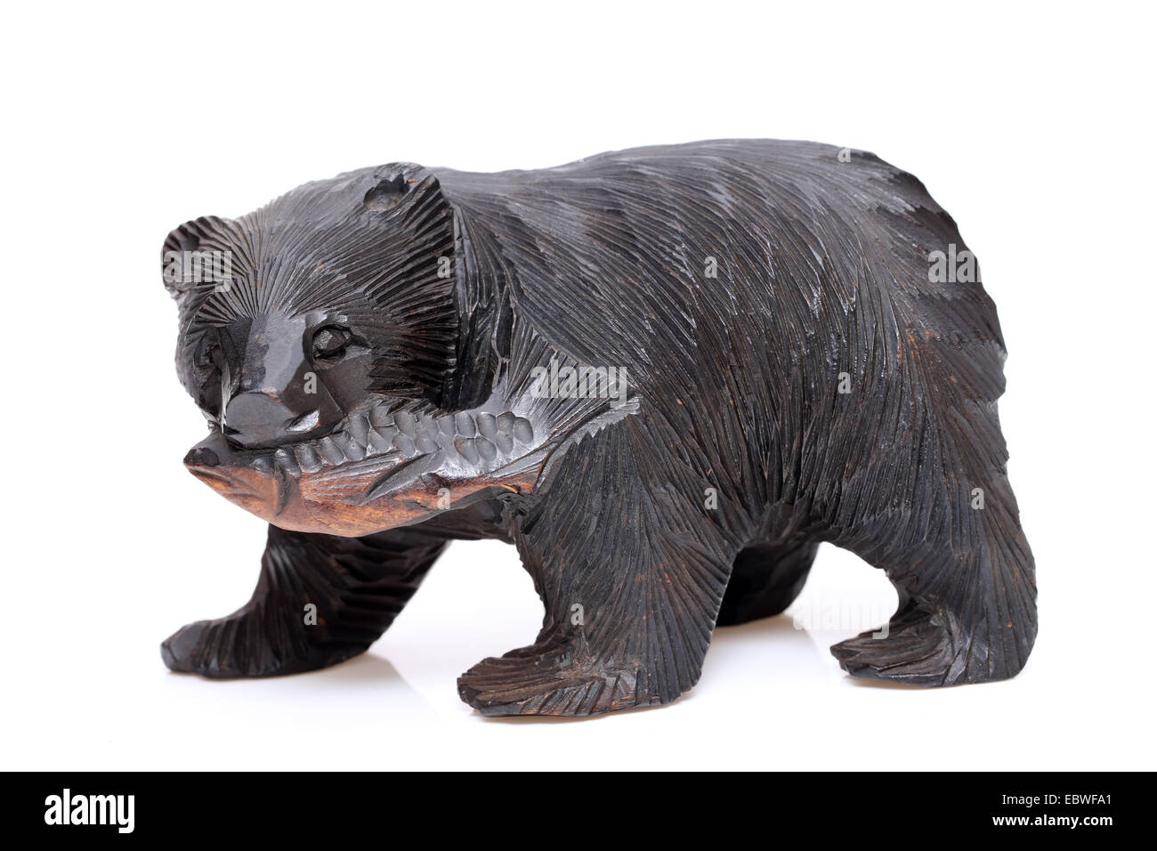 Hölzerne Bären. Traditionelle japanische Souvenir, geschnitzt Holz, weißer Hintergrund Stockfoto