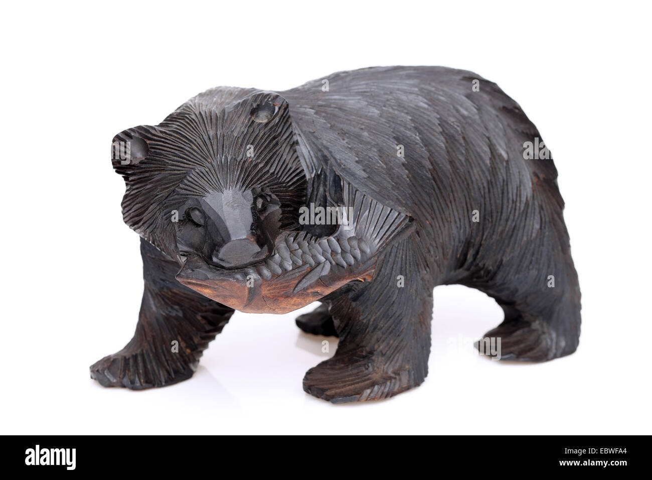 Hölzerne Bären. Traditionelle japanische Souvenir, geschnitzt Holz, weißer Hintergrund Stockfoto