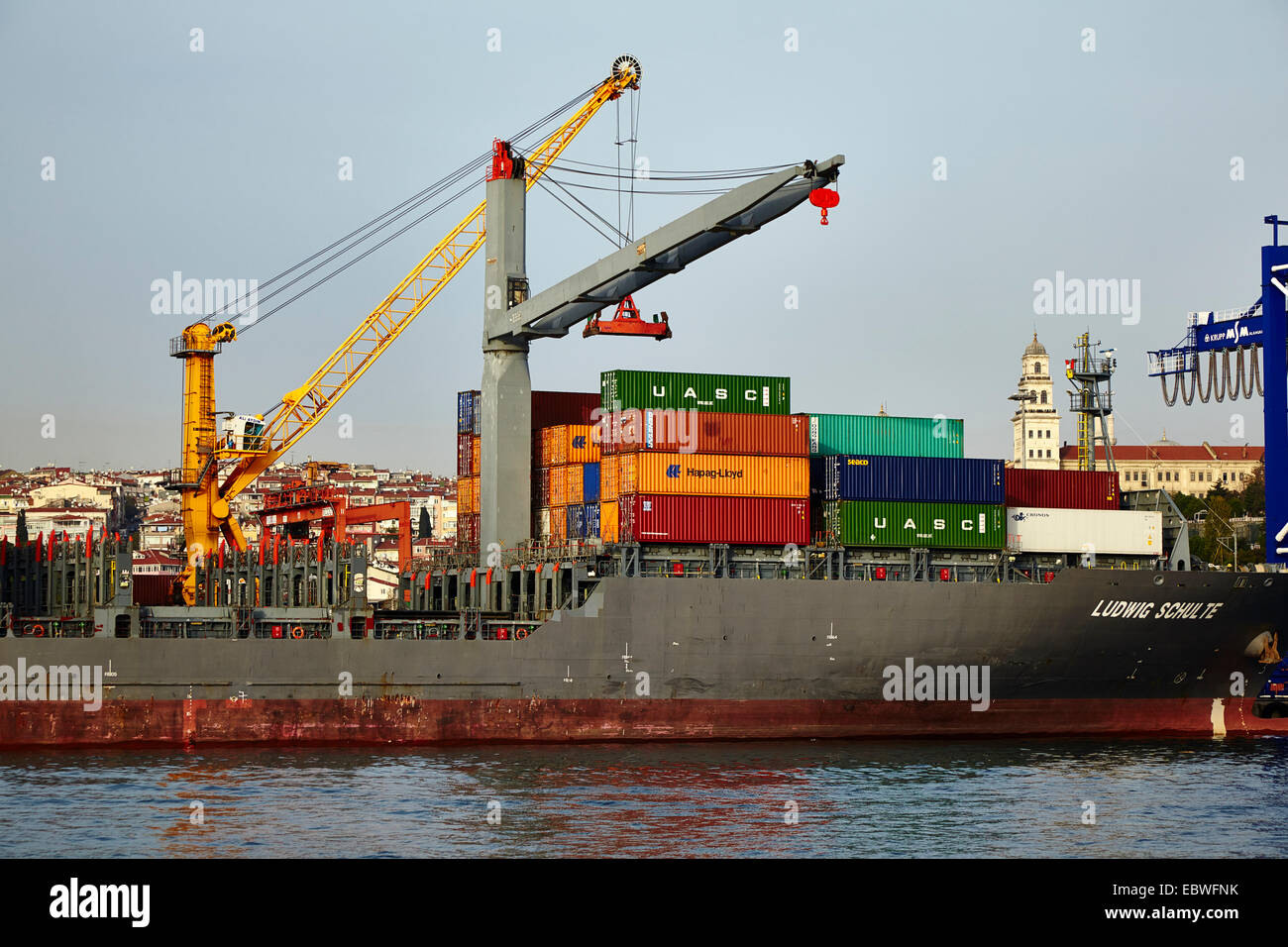 Schiffe, die im Hafen mit Containern beladen werden Stockfoto