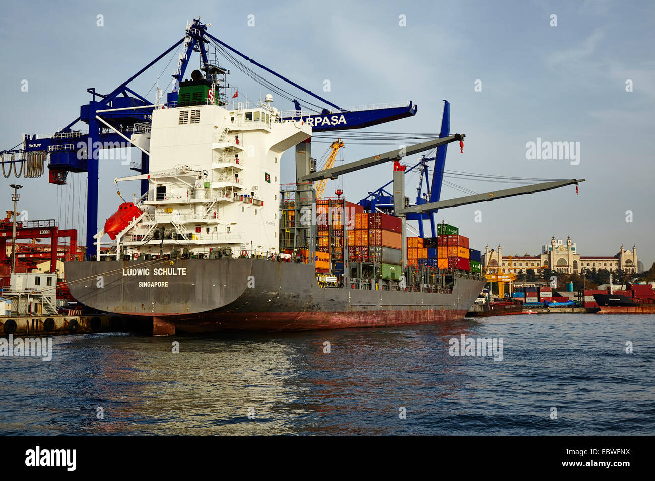 Schiffe, die im Hafen mit Containern beladen werden Stockfoto