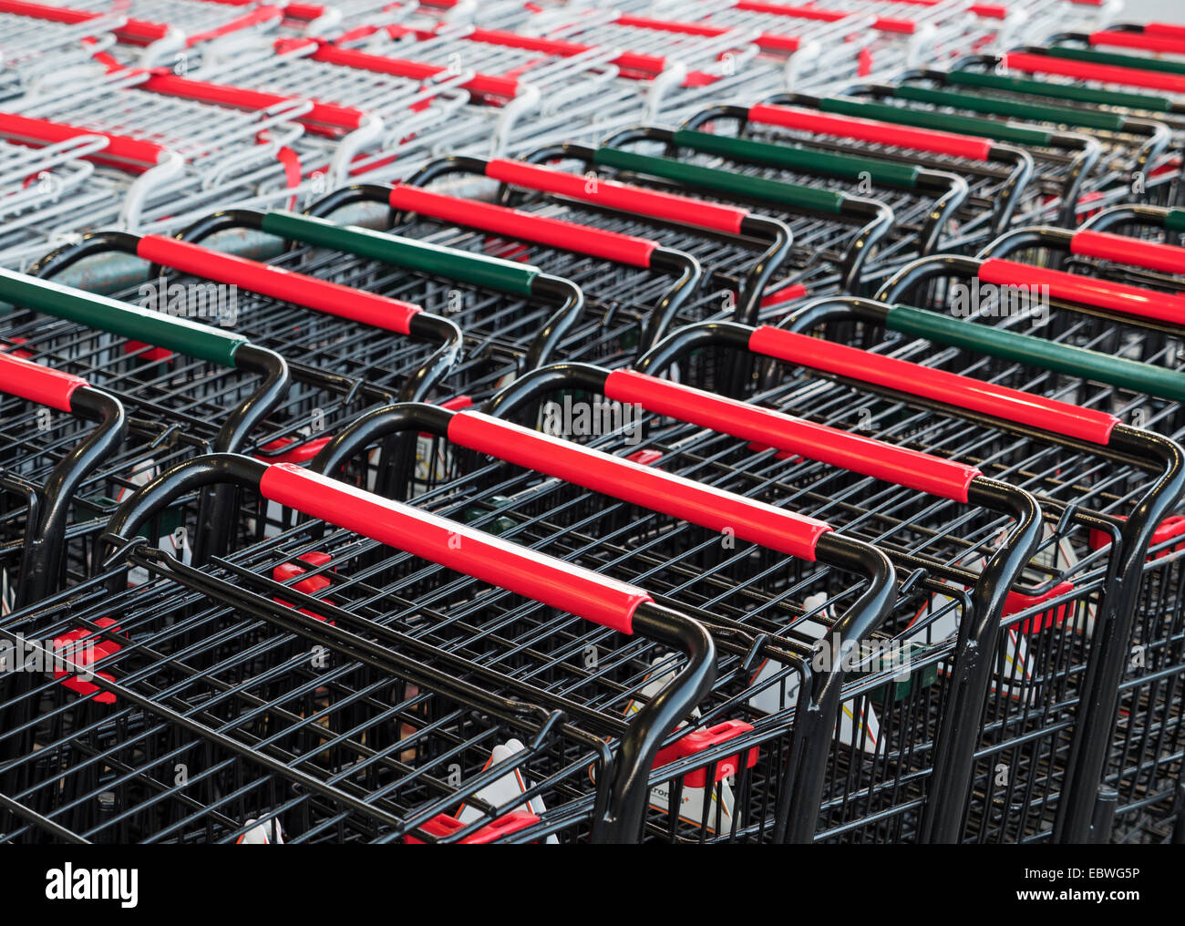 Reihen von Supermarkt-Einkaufswagen Stockfoto