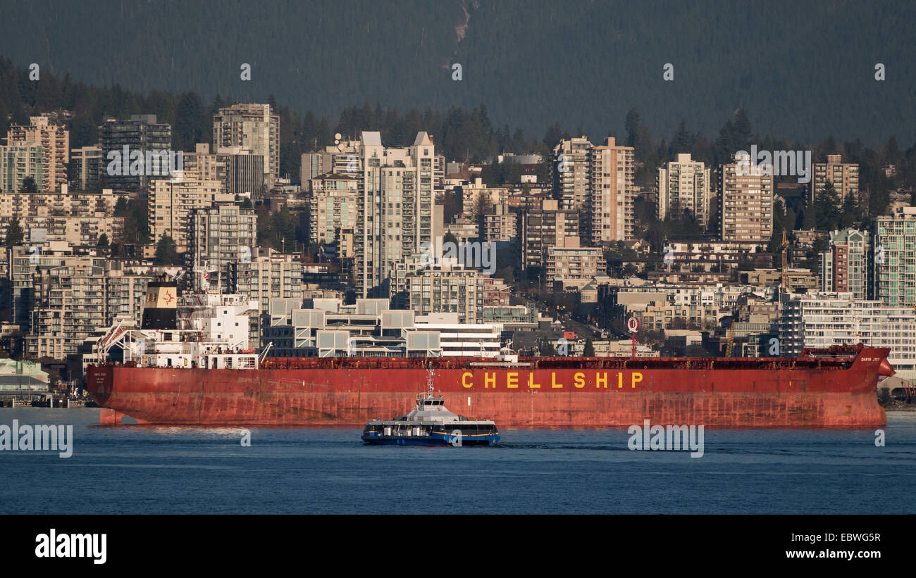 Lower Lonsdale North Vancouver mit SeaBus Passagier Fähre und verankert Frachter "Darya Jyoti" Burrard Inlet im Vordergrund Stockfoto