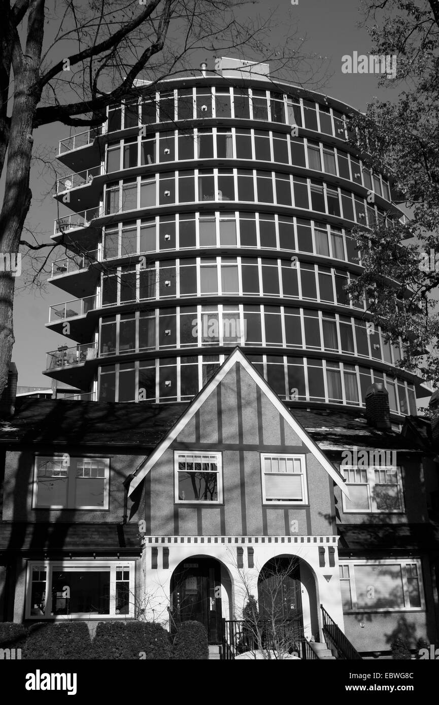 Erbe Haus mit modernen Eigentumswohnanlage im Hintergrund, Vancouver, Britisch-Kolumbien, Kanada Stockfoto