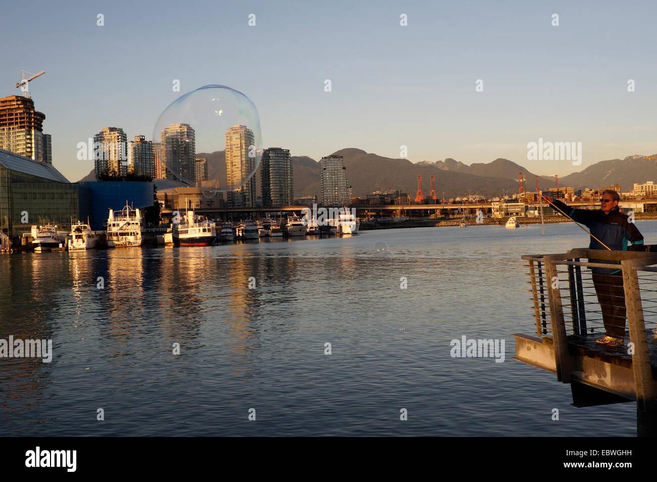 Mann, der riesigen Seife Luftblasen, False Creek, Vancouver, Britisch-Kolumbien, Kanada Stockfoto