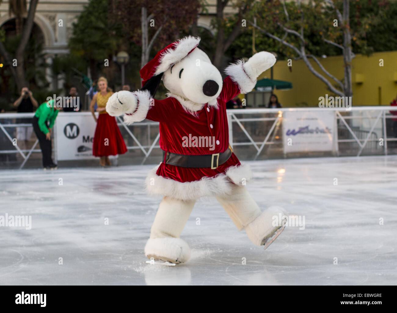 Los Angeles, Kalifornien, USA. 4. Dezember 2014. Comicfigur Snoopy für  einen besonderen Urlaub Ice skating Schaufenster der führt "Merry  Christmas, Snoopy!," auf der '' Holiday Ice Rink'' Outdoor-Eisbahn, 4.  Dezember 2014, am