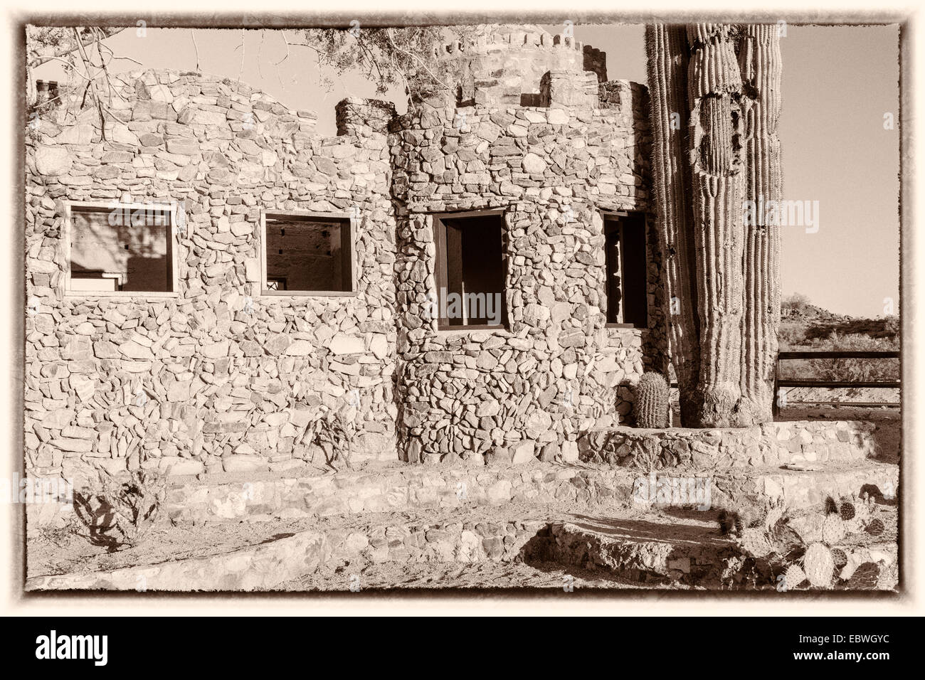 Einem verlassenen Handelsposten befindet sich in South Mountain Park, Phoenix, Arizona in den frühen Morgenstunden; antiken vergilbten Ton. Stockfoto