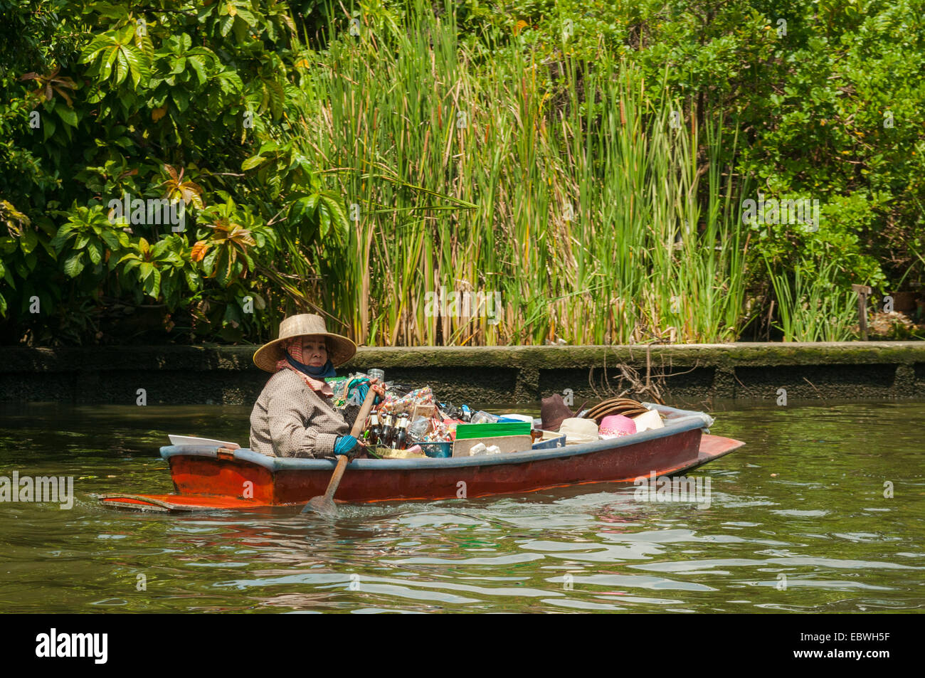 Eine Frau, die schwimmenden Markt, Bangkok, Thailand Stockfoto