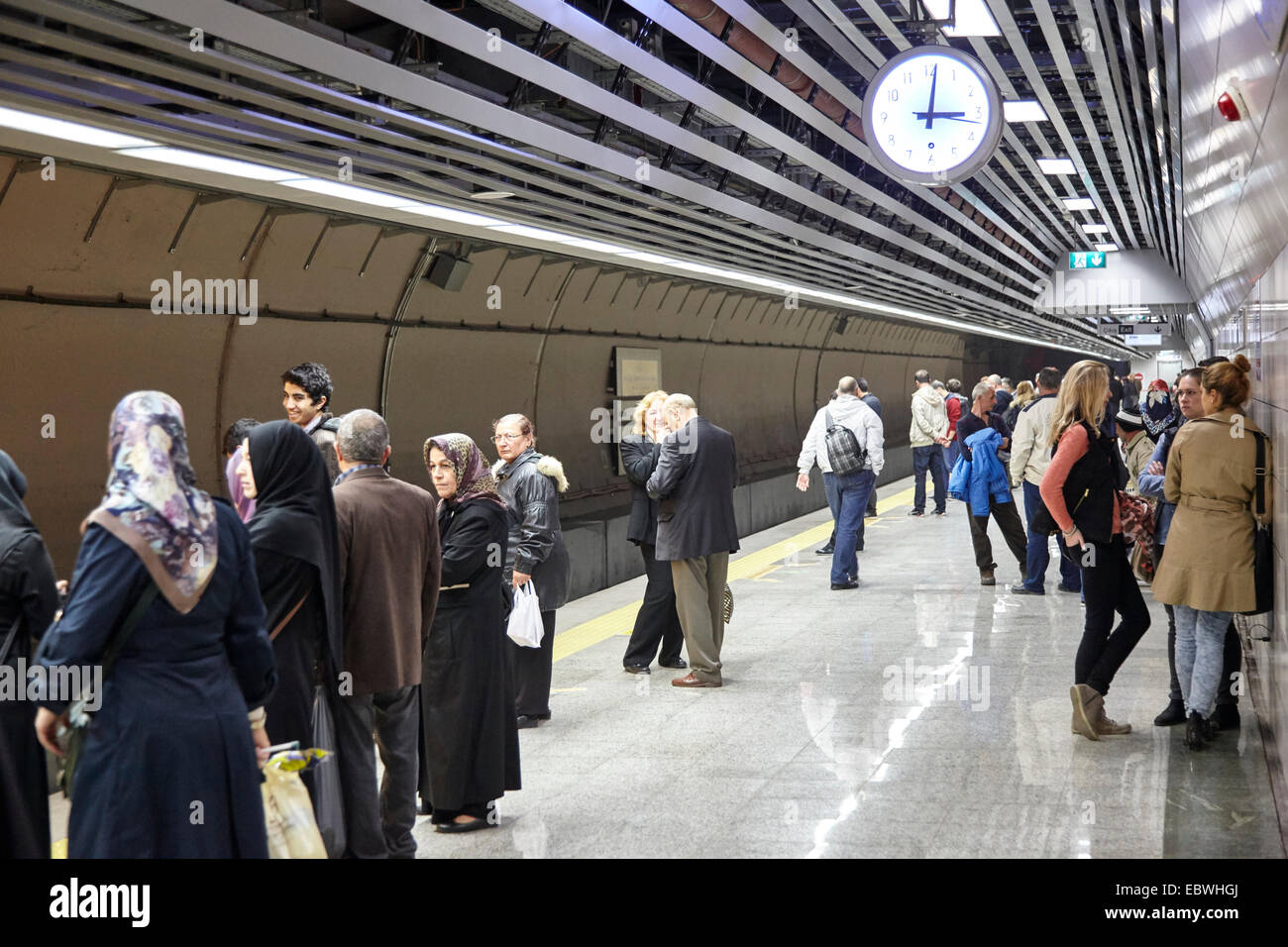 Istanbul-u-Bahn-Plattform mit Passagiere warten für den öffentlichen Verkehr unter der Bosporus-Meerenge Stockfoto
