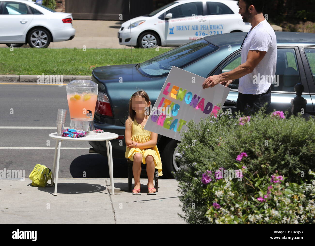 Alessandra Ambrosio Uhren ihre Tochter Anja verkaufen hausgemachte Limonade auf einer Straße mit Brentwood: Anja Mazur wo: Los Angeles, California, Vereinigte Staaten von Amerika als: 1. Juni 2014 Stockfoto