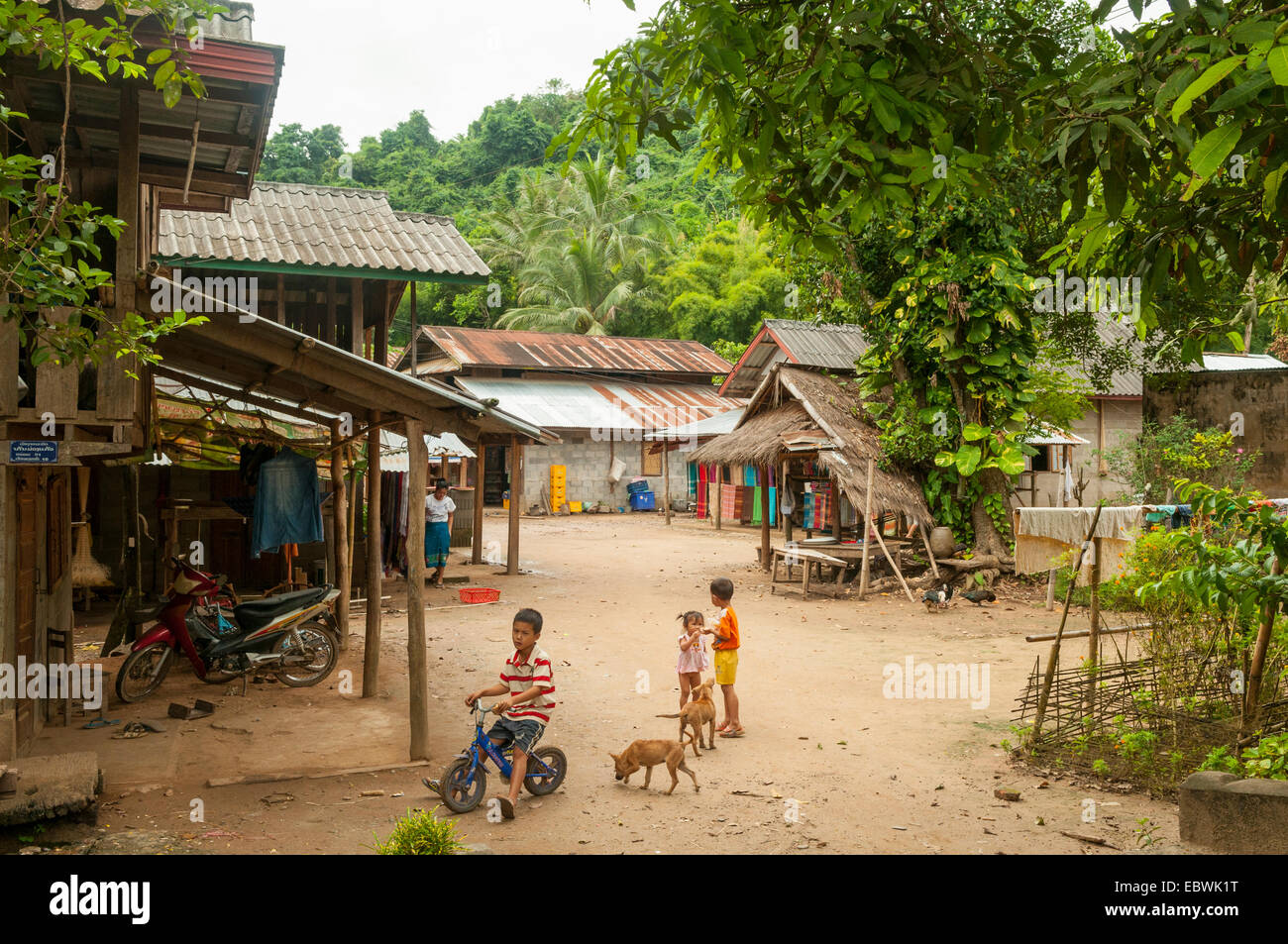 Main Street in Ban Muangkeo, Laos Stockfoto