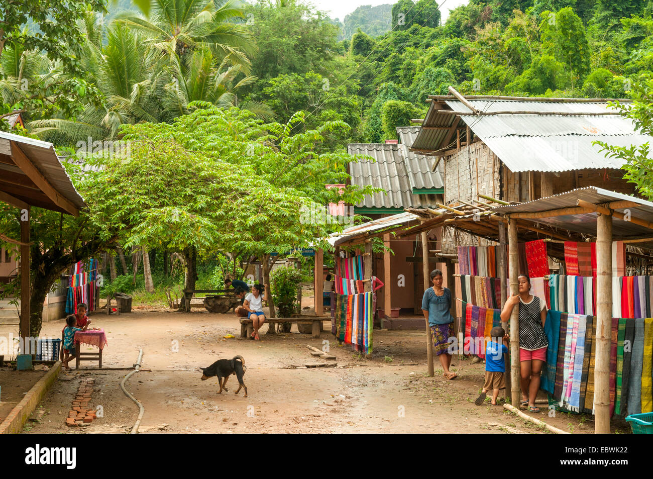 Main Street in Ban Muangkeo, Laos Stockfoto