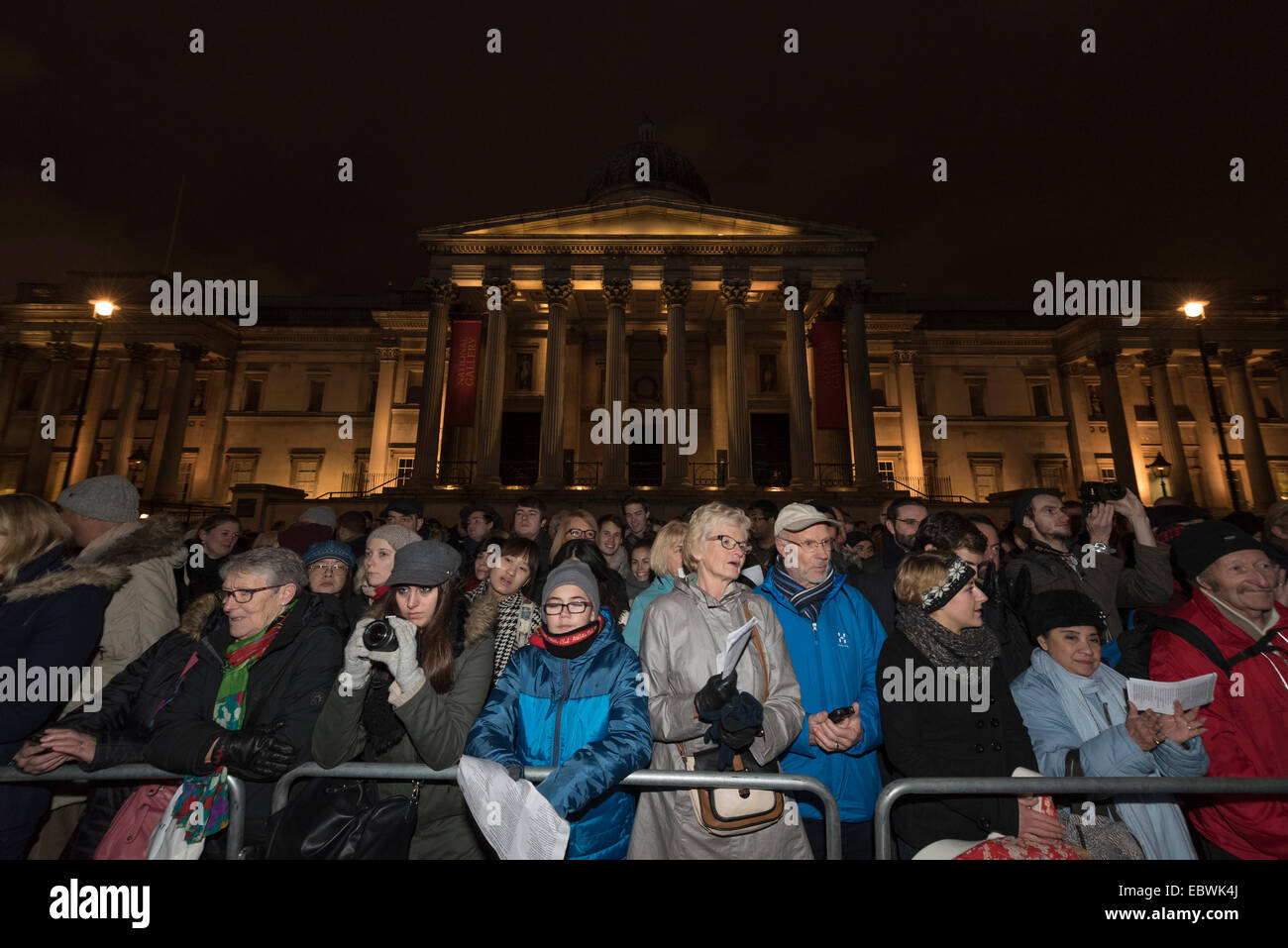 London, UK. 4. Dezember 2014. Die jährliche Beleuchtung des Trafalgar Square Christmas Tree fand heute gehostet durch den Oberbürgermeister von Westminster, Cllr Audrey Lewis, der die EZB Bürgermeister von Oslo zum Einschalten der Weihnachtsbeleuchtung eingeladen. Der Baum wird von der Stadt Oslo für die Menschen in London jährlich als Zeichen der Dankbarkeit für die Unterstützung Großbritanniens während des zweiten Weltkriegs gestiftet. Im Bild: Große Menschenmengen sehen die Beleuchtung Cremony von der Nordseite des Trafalgar Square. Bildnachweis: Lee Thomas/Alamy Live-Nachrichten Stockfoto