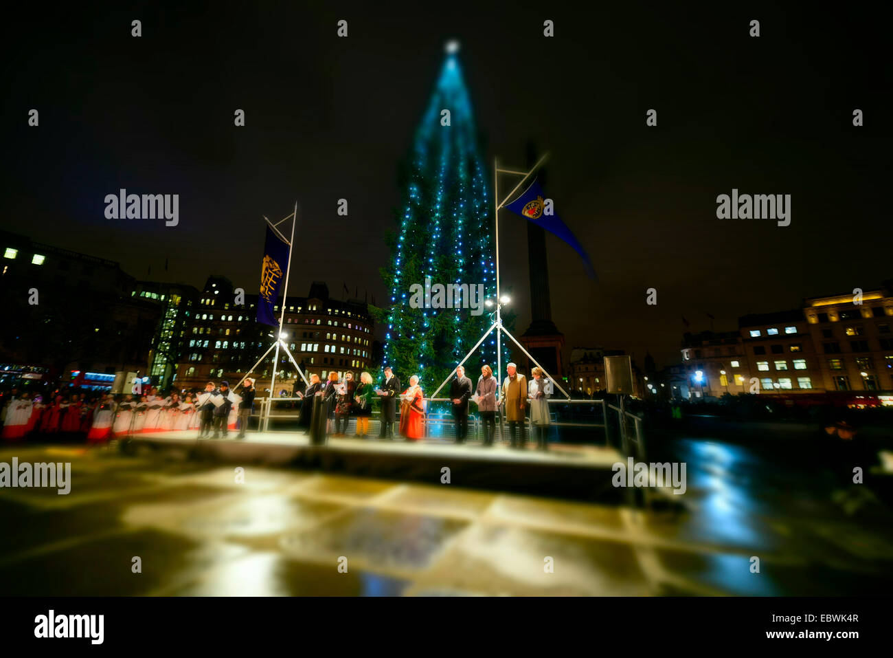 London, UK. 4. Dezember 2014. Die jährliche Beleuchtung des Trafalgar Square Christmas Tree fand heute gehostet durch den Oberbürgermeister von Westminster, Cllr Audrey Lewis, der die EZB Bürgermeister von Oslo zum Einschalten der Weihnachtsbeleuchtung eingeladen. Der Baum wird von der Stadt Oslo für die Menschen in London jährlich als Zeichen der Dankbarkeit für die Unterstützung Großbritanniens während des zweiten Weltkriegs gestiftet. Im Bild: Würdenträger abwechselnd an den Massen an den Trafalgar-Weihnachtsbaum-Beleuchtung. NB Tilt & Verschiebung in der Kamera-Effekt verwendet. Bildnachweis: Lee Thomas/Alamy Live-Nachrichten Stockfoto