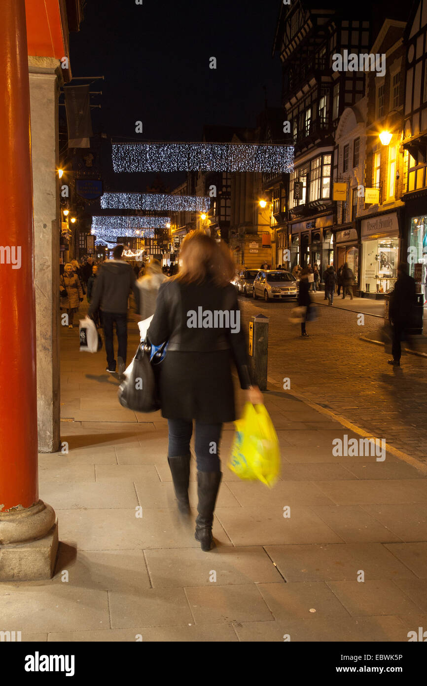 Chester, UK 4. Dezember 2014. Late-Night-Shopper vor Mitte des Winters Uhr Parade vom Rathausplatz, St. Werburgh Street, Eastgate Street Bridge Street, das Kreuz und Northgate Street.  Karamba Samba "Ghost Band" führte eine tolle Parade von Skeletten, feuerspeienden, Skelett Weihnachten Köche, Engel und Teufel wie sie die Winter-Sonnenwende gefeiert. Ein Ereignis, das stammt aus dem 15. Jahrhundert, wo lokale Künstler und Community Gruppen zusammentun, um die Zeit, wann die Stadtoberen die Schlüssel der Stadt übergeben würde, zu feiern.  Bildnachweis: Mar Photographics/Alamy Live-Nachrichten Stockfoto