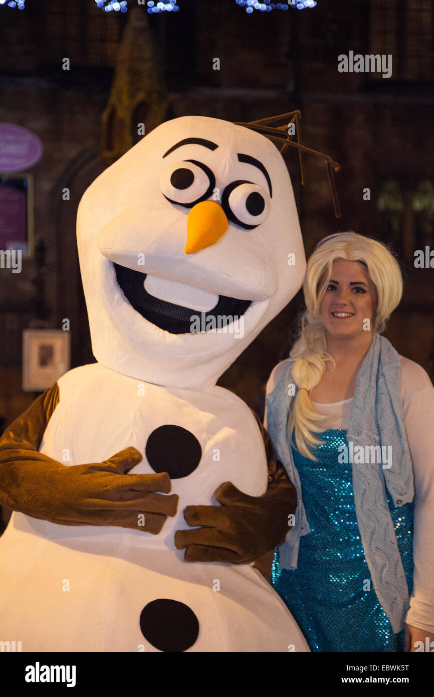 Chester, UK 4. Dezember 2014. Elsa (Louise Ryan) & Olaf in der Mitte des Winters Uhr Parade vom Rathausplatz, paradieren unten St. Werburgh Street, Eastgate Street, Bridge Street, The Cross und Northgate Street.  Karamba Samba "Ghost Band" führte eine tolle Parade von Skeletten, feuerspeienden, Skelett Weihnachten Köche, Engel und Teufel wie sie die Winter-Sonnenwende gefeiert. Ein Ereignis, das stammt aus dem 15. Jahrhundert, wo lokale Künstler und Community Gruppen zusammentun, um die Zeit, wann die Stadtoberen die Schlüssel der Stadt übergeben würde, zu feiern.  Bildnachweis: Mar Photographics/Alamy Live-Nachrichten Stockfoto