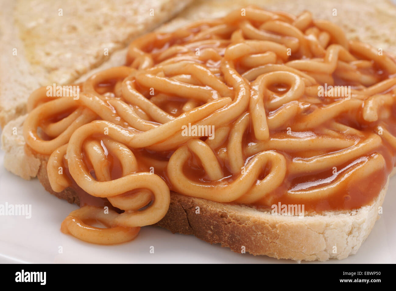 Verzinnte Spaghetti auf Toast eine einfache und schnelle Mahlzeit für Reisende mit kleinem budget Stockfoto