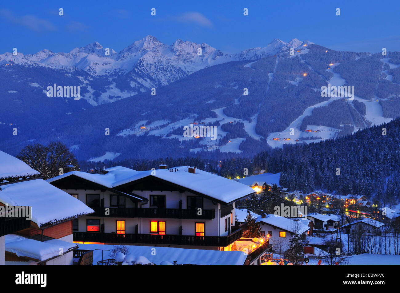 Verschneite Dorf Ramsau am Dachstein im Winter, Ramsau am Dachstein, Steiermark, Österreich Stockfoto